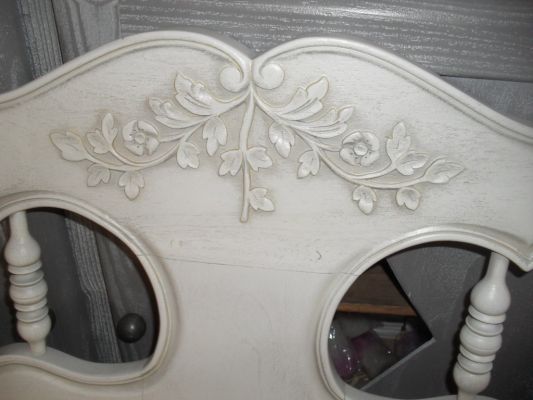 Tête de lit ancienne en noyer de style provençal relookée à Gap